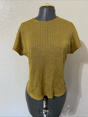 Women’s Metallic Ribbed Short Sleeve Tee in Mustard